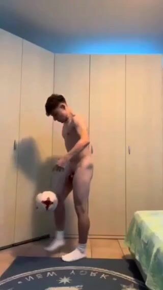 イタリアの美少年が裸になる