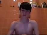 Homem nu desfruta de sexo oral
