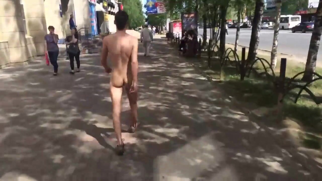 Adolescente nu atravessando a cidade exposto