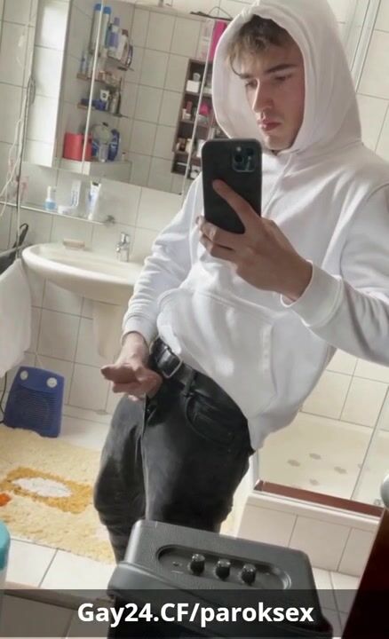 Nasaインターンがトイレでチンポをシコシコ