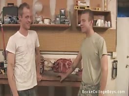 Papa musclé encule un ado sans capote dans le garage