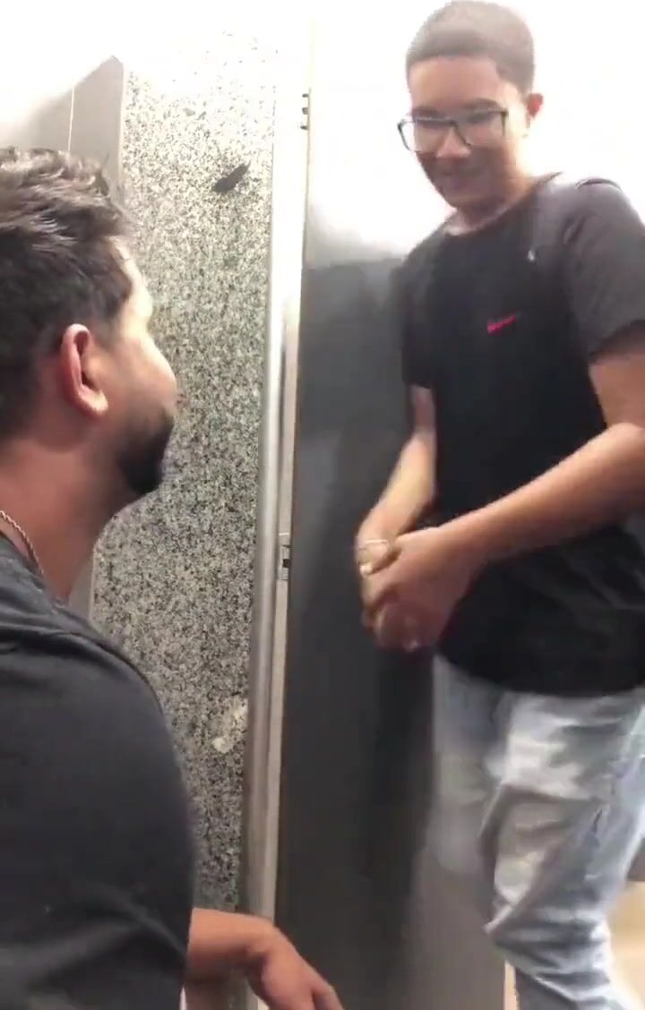 El twink nene cabalga la polla cruda de papá en el inodoro