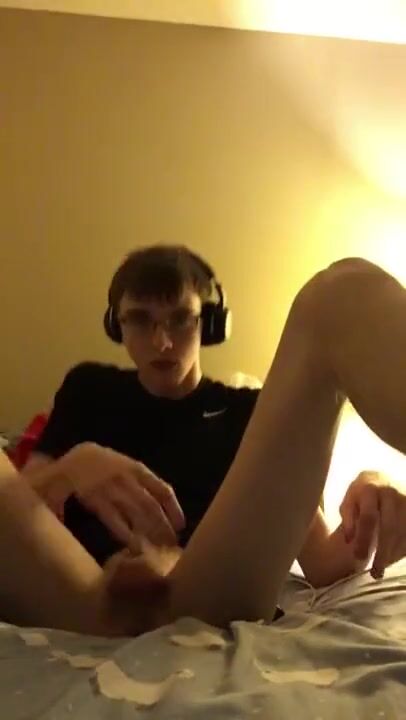 Nerd gamer twink fingers tight hole