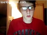 Chico nerd se masturba su gran polla circuncidada