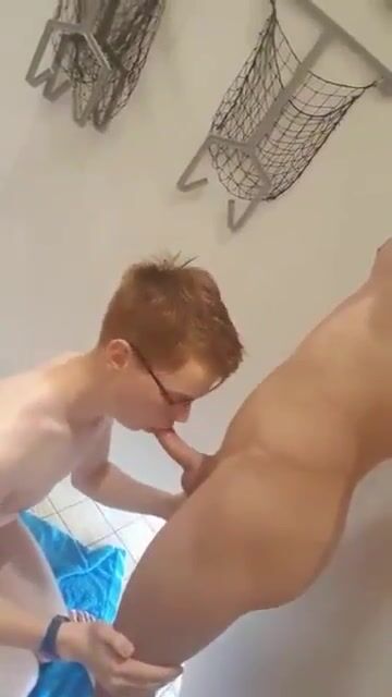 眼鏡少年が彼の彼の硬いチンポをしゃぶる