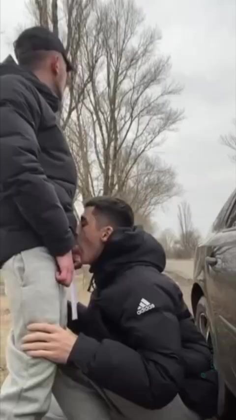 Twink y papá musculoso sin condón en invierno