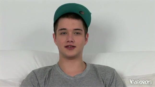 Newbie cums on his own chin