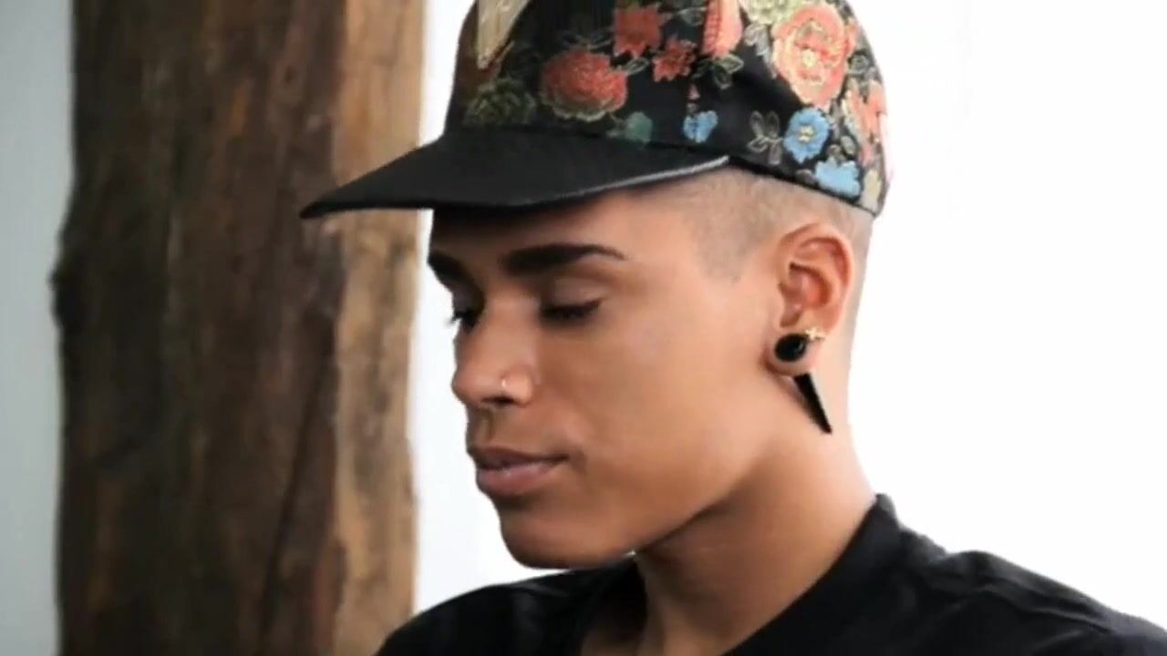 Garoto negro expõe o pênis, mostra a bunda e goza forte