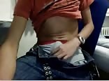شاب مثلي الجنس مع جسم جميل يلمس نفسه