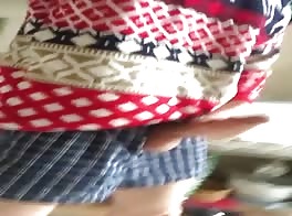 Hübscher junge in einen pullover gestopft