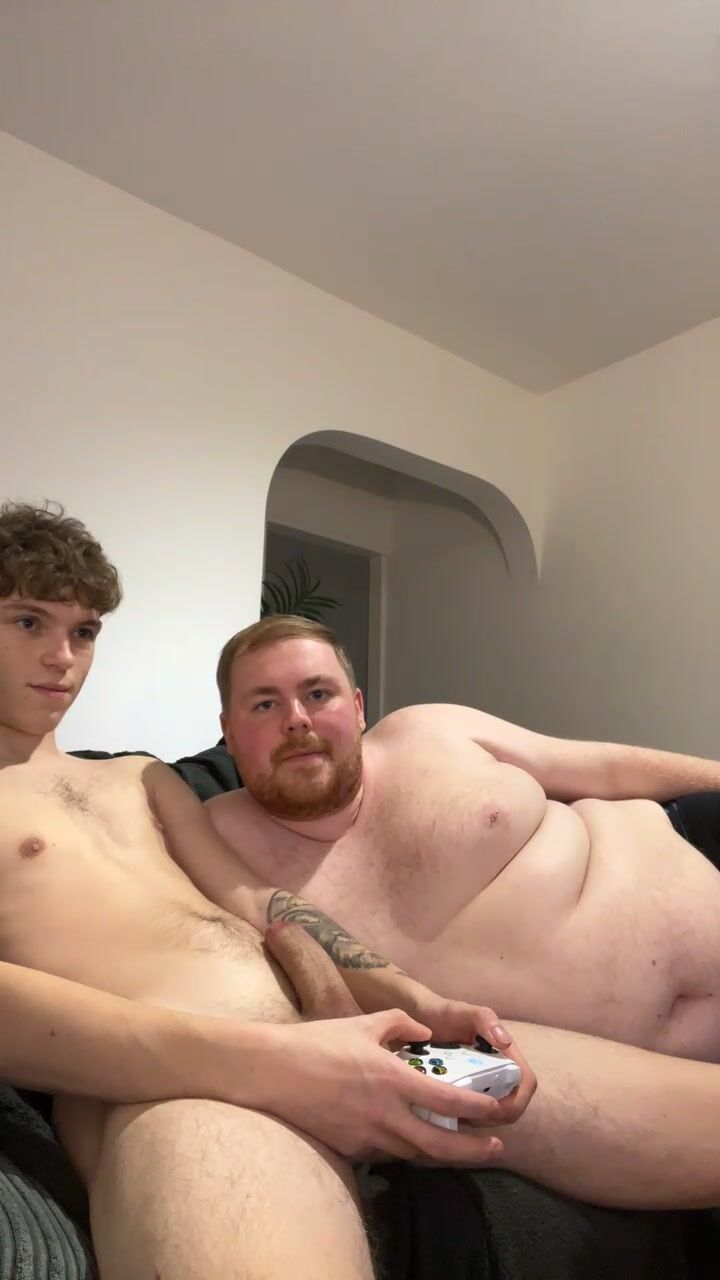 صديق بدين يمص زب صبي لطيف من أجل عرض كريسماس