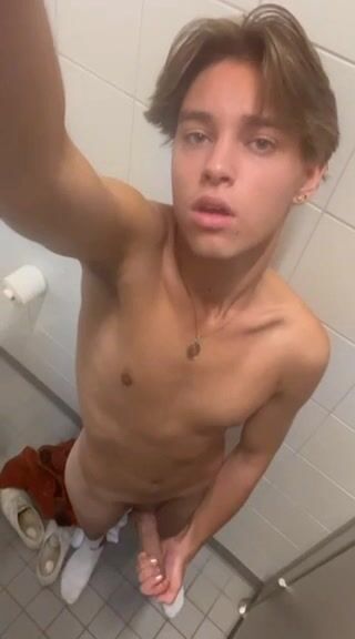 Chico guapo acaricia su polla en el baño