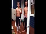 Chicos twink del tubo disfrutan buena música