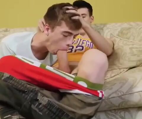 مراهق يمص زبًا كبيرًا في فيلم إباحي مثلي ساخن