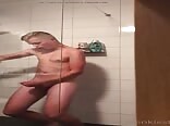 مراهق يأكل منيه الخاص 2