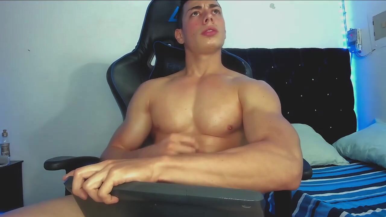 Muskelhengst nick_zackk spritzt eine riesige ladung ab