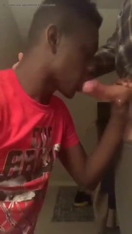 Acción niggalicious de cam boys negros chupando y tragando sin condón
