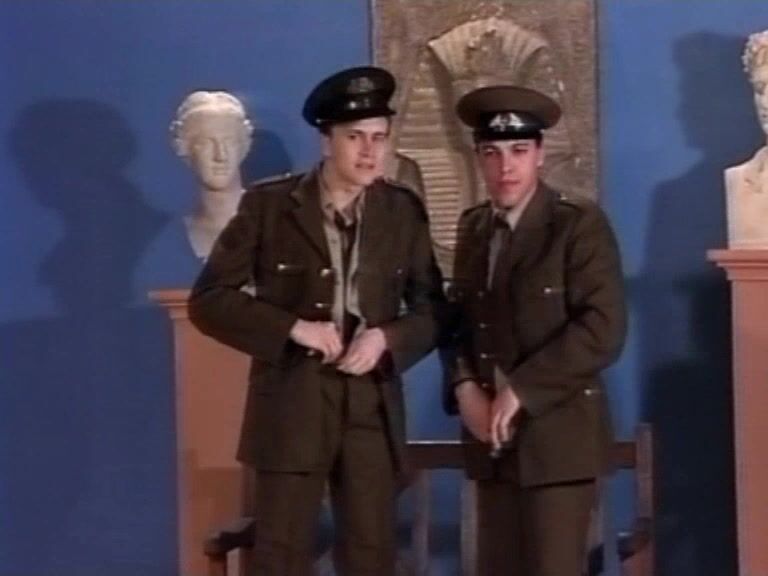 Noche en el museo: jovencito toma la polla dura de papi a pelo