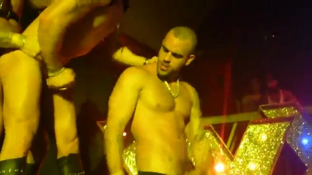 Vidéos porno gay de bourrage en boîte de nuit