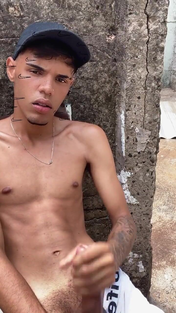 Nike teenager schießt riesige ladung mit großem schwanz
