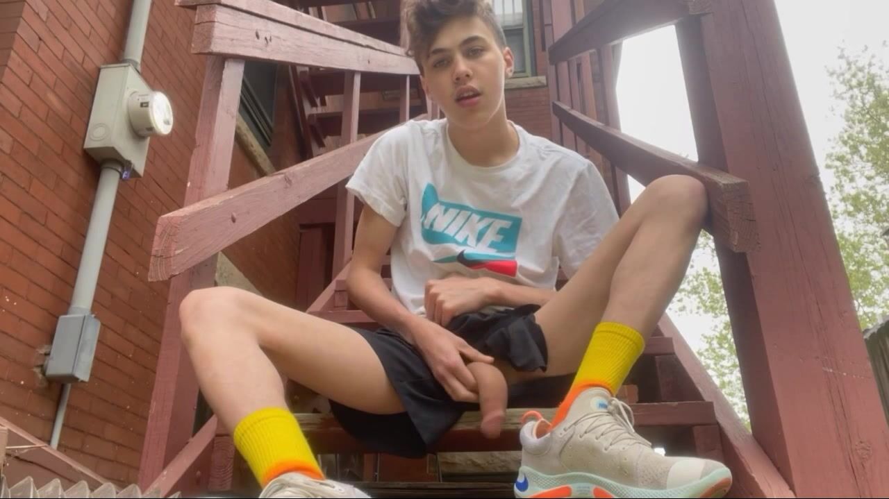 Nike boy shoots in his nikes of5972
