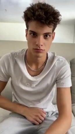 Nikolai acaricia seu pau