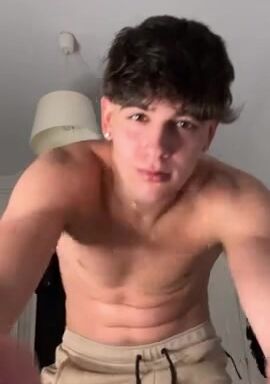 Noah mostra pau duro de twink