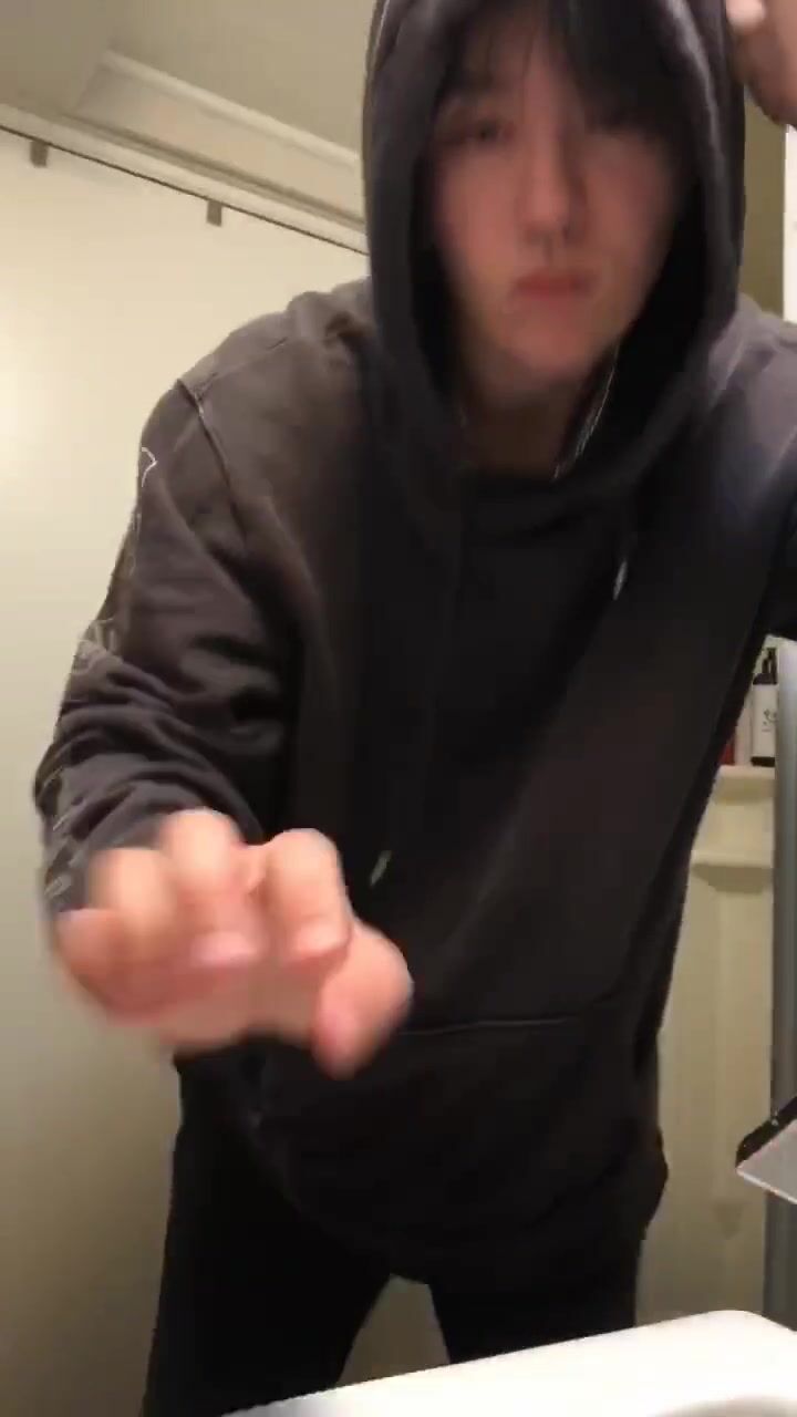 الرجل ذو الخاتم في أنفه يفرغ حليبه على الفتيان