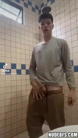 Twink montando polla sin condón