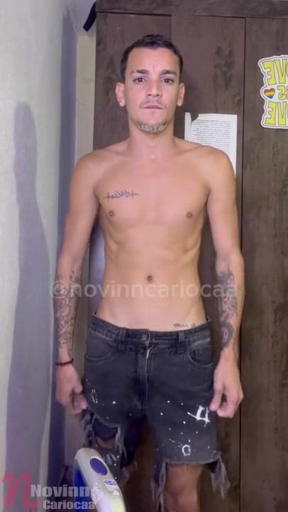 Novinho carioca lambuzando seu cassete com creme!!!