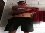 Novinho tira roupa no banheiro - boys porn show