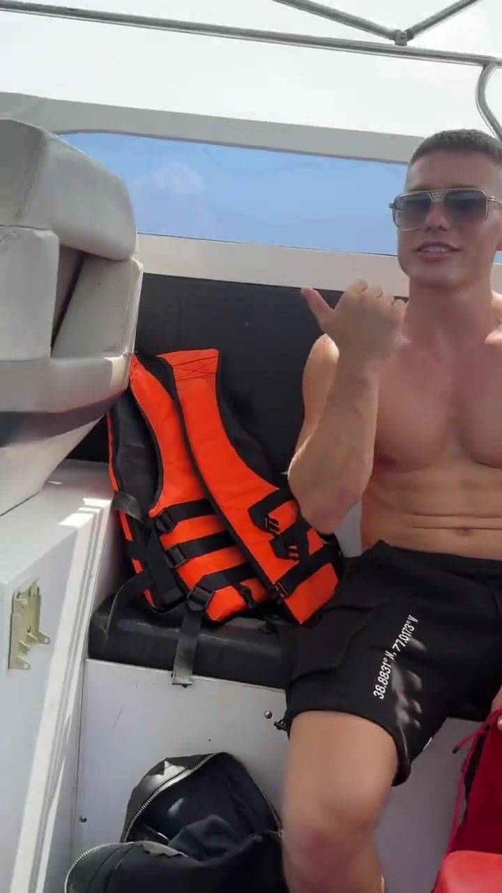 Twink betet den schwanz seines muskulösen daddys ohne kondom an