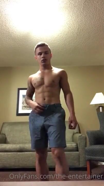 Musculoso dedea su agujero mojado y se masturba desnudo