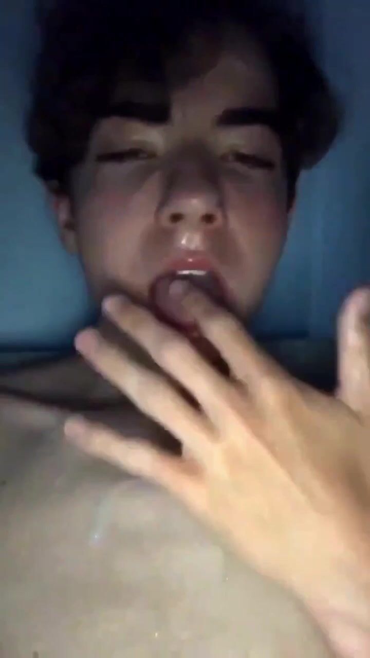 Adolescente fofo nu e exposto 4