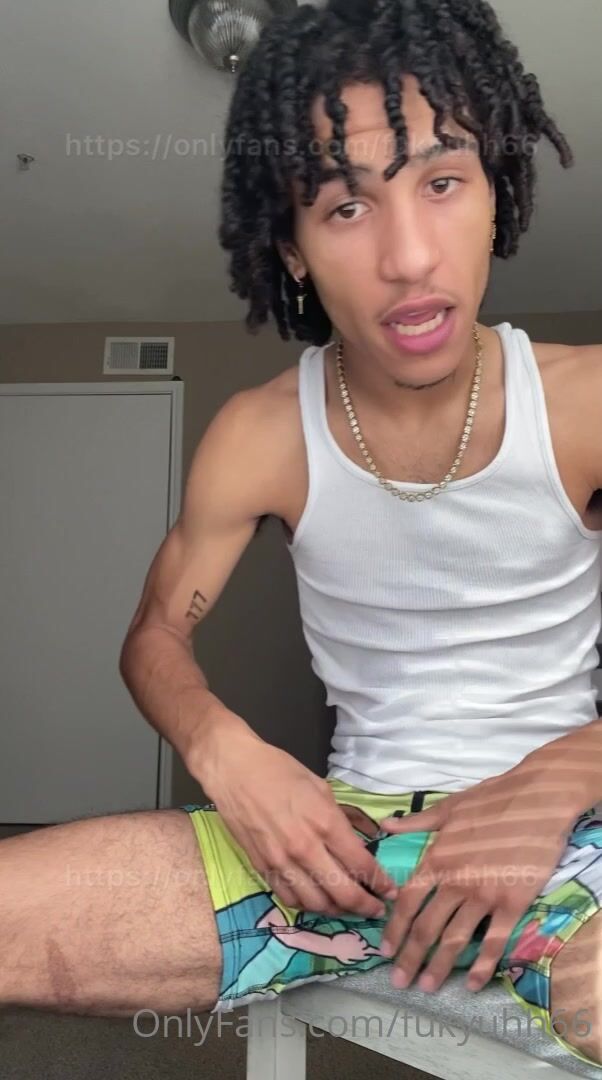 Papá musculoso folla a un joven sin condón 6