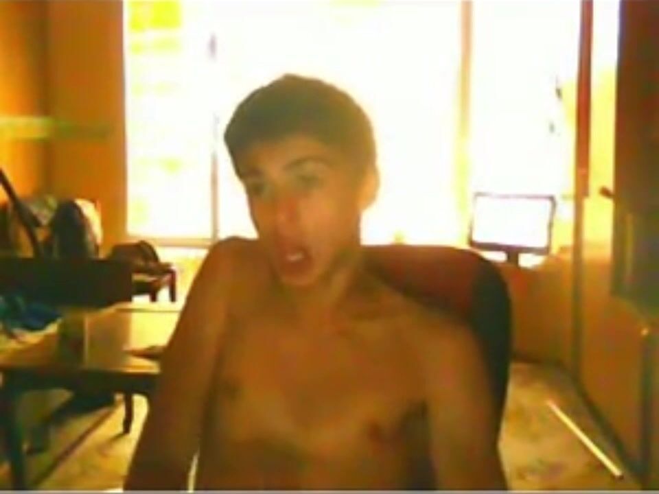 Twink se pajea para papá, exhibe polla a pelo en final