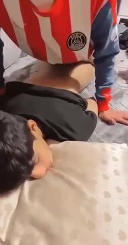 فتيان مراهقون يستمتعون بدون واقي