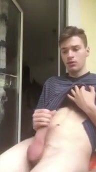 твинк проверяет, что он один, затем дрочит свой толстый хуй
