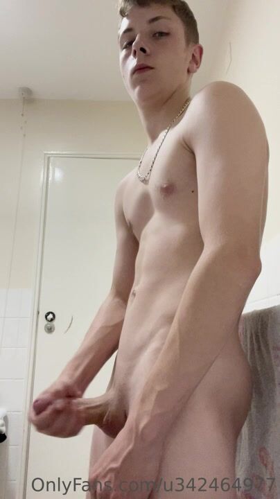 شاب أشقر نحيف يداعب قضيبه المنتصب 3