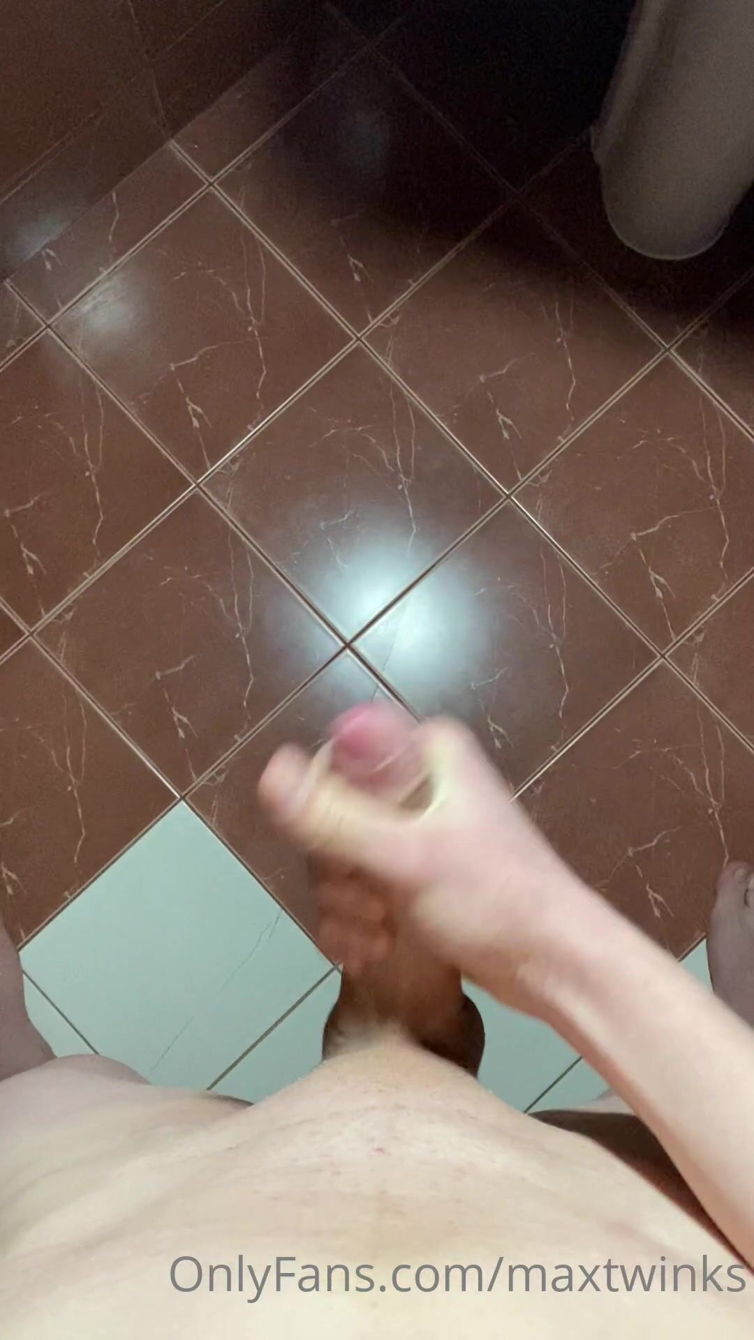 Twink max wichst hart und entlädt einen heißen cumshot