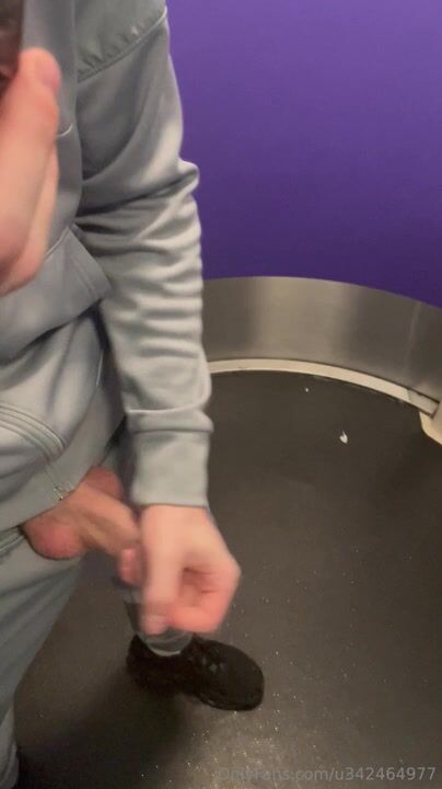 金髪の少年が硬いチンポをシコシコする