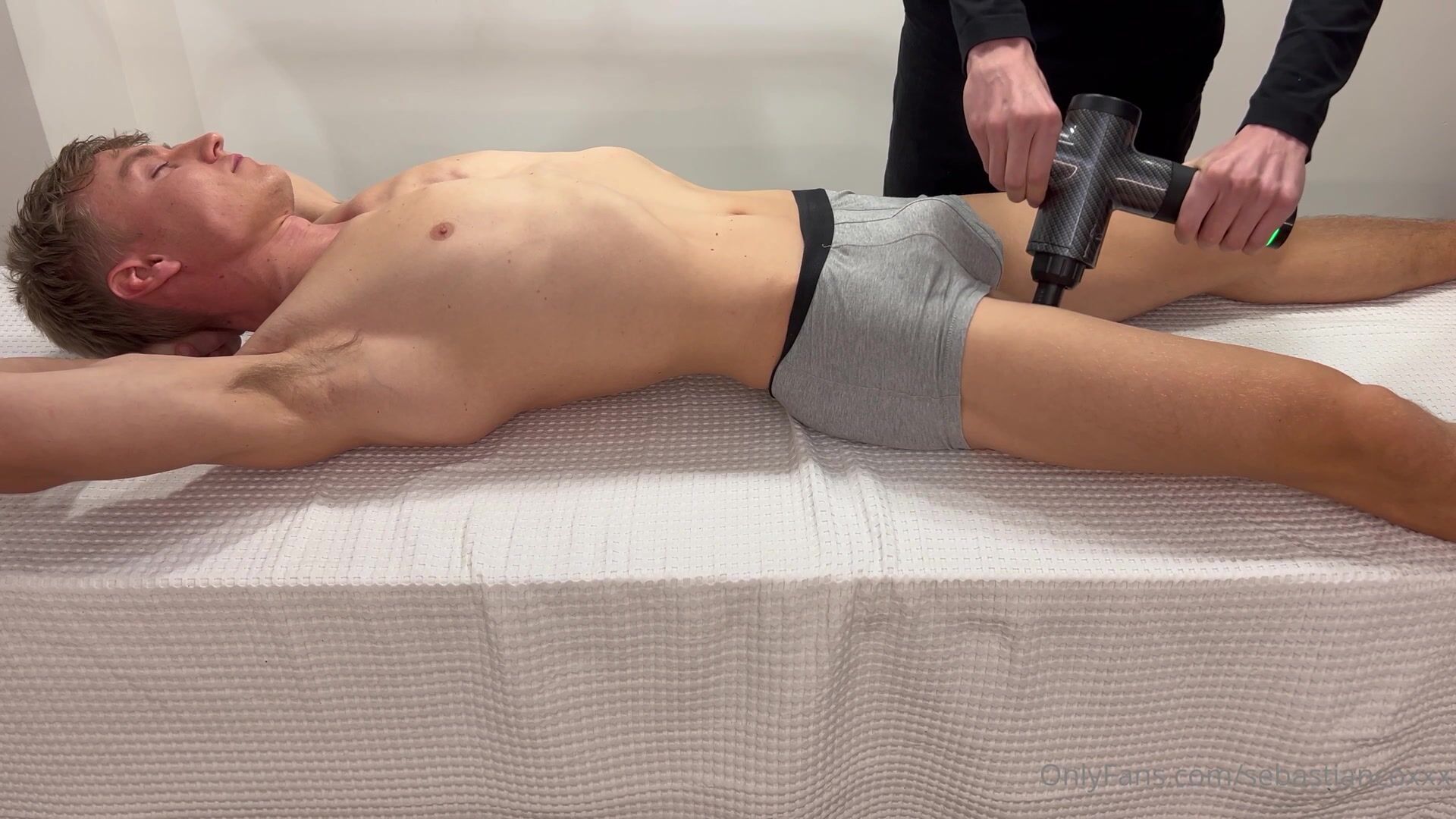 Intensiver vibromassage mit sebastian bareback