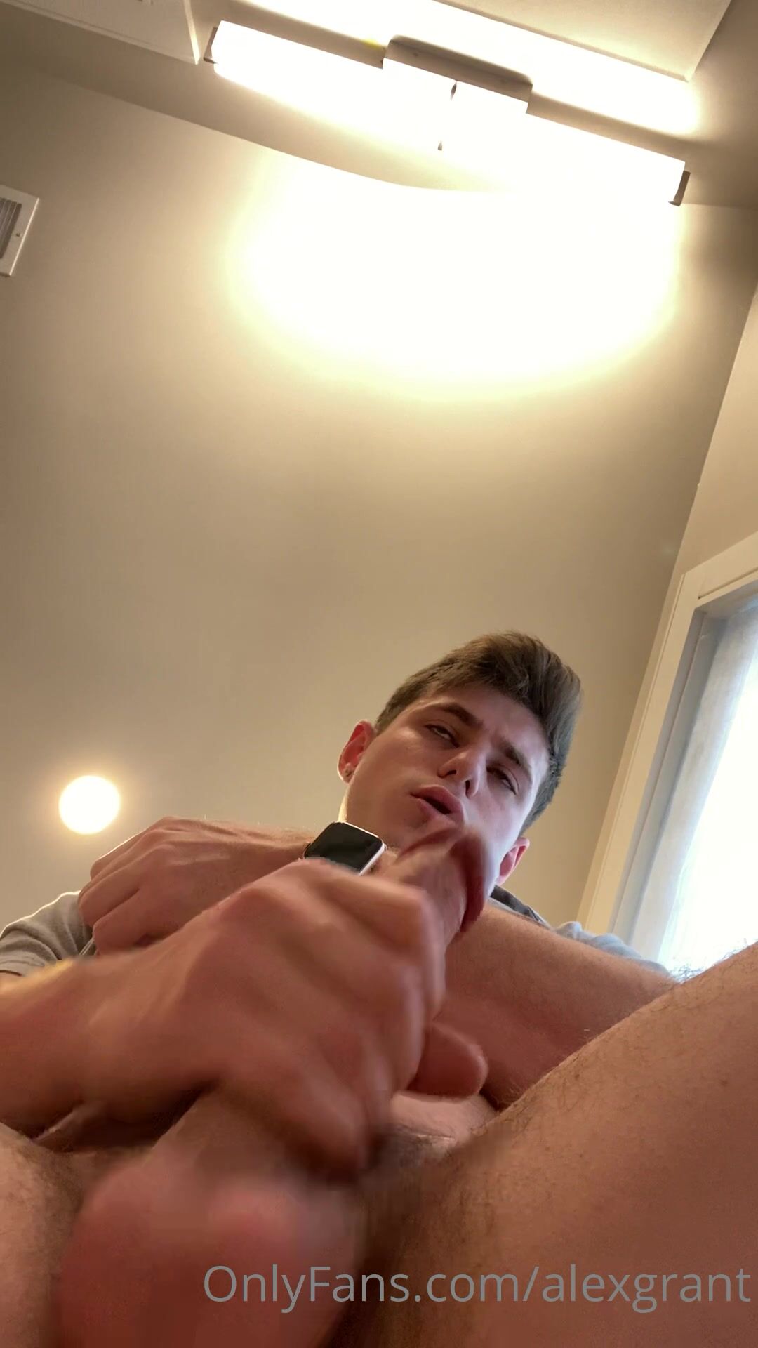 Alex g sin condón twink papá musculoso polla