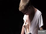 Sexo gay entre hombre mayor en traje y jovencito, culo bien abierto
