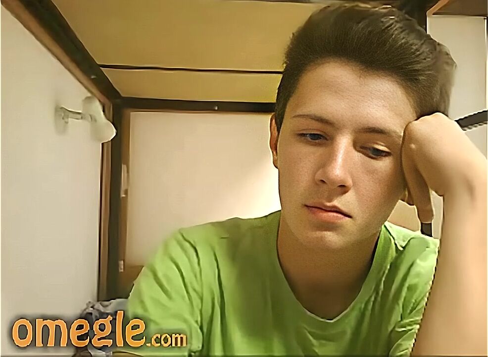 Twink pelirrojo universitario mejorado por ia se pajea la polla dura
