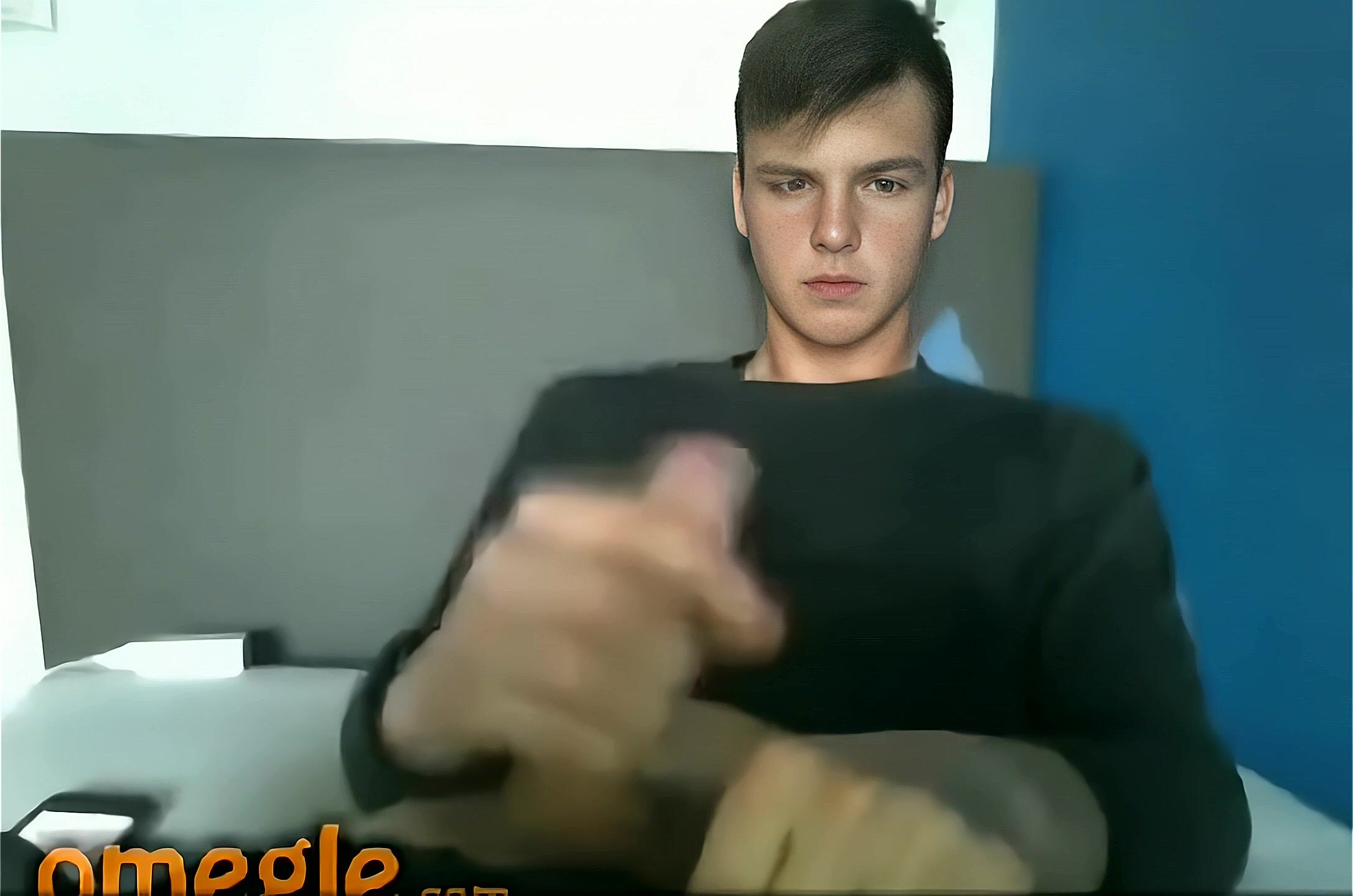 Chico caliente y dotado se pajea en omegle