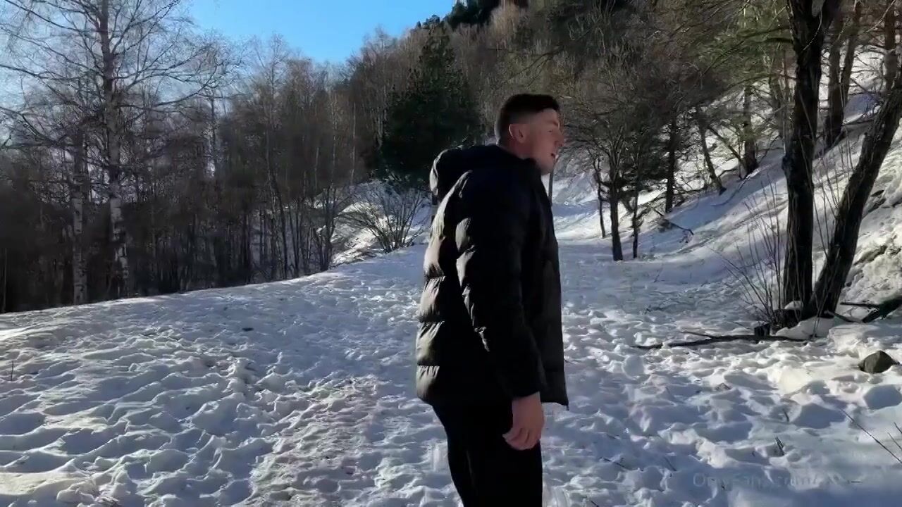 твинк снежной тропы берёт сырой член папочки