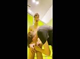 أولاد في وخارج بنطلون إباحي