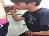 学校厕所男生口交乐趣