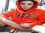 Ado en sweat à capuche orange joue avec sa bite et son cul